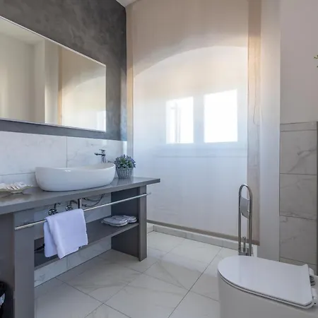 Heritage Apolon Bed & Breakfast 4*