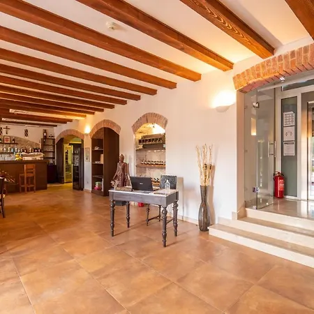 Heritage Apolon Bed & Breakfast 4*
