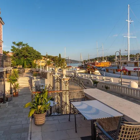 Heritage Apolon Bed & Breakfast 4*
