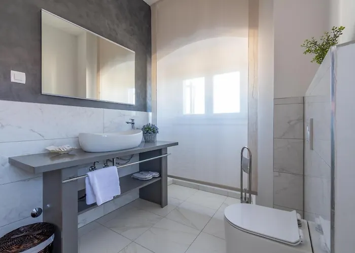 Heritage Apolon Bed & Breakfast 4*